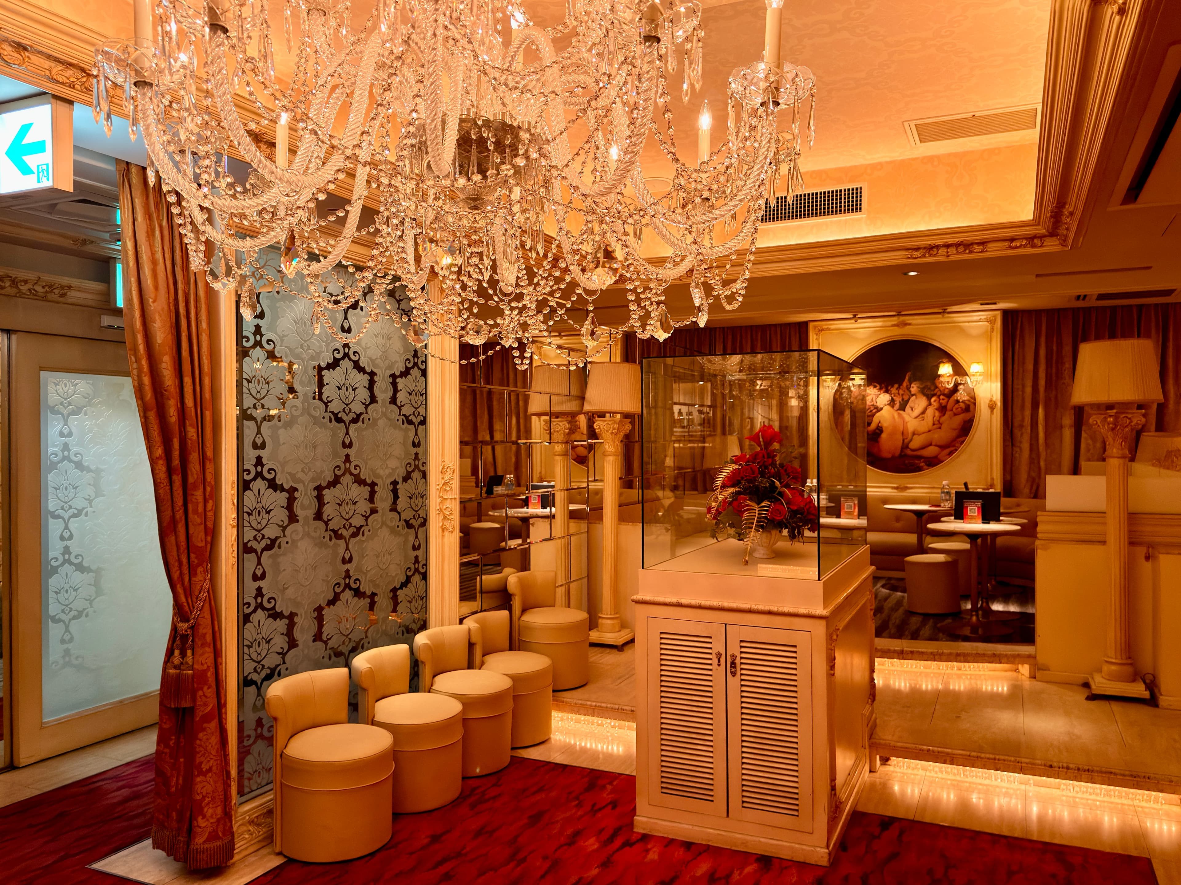 CLUB Animo main chandelier interior